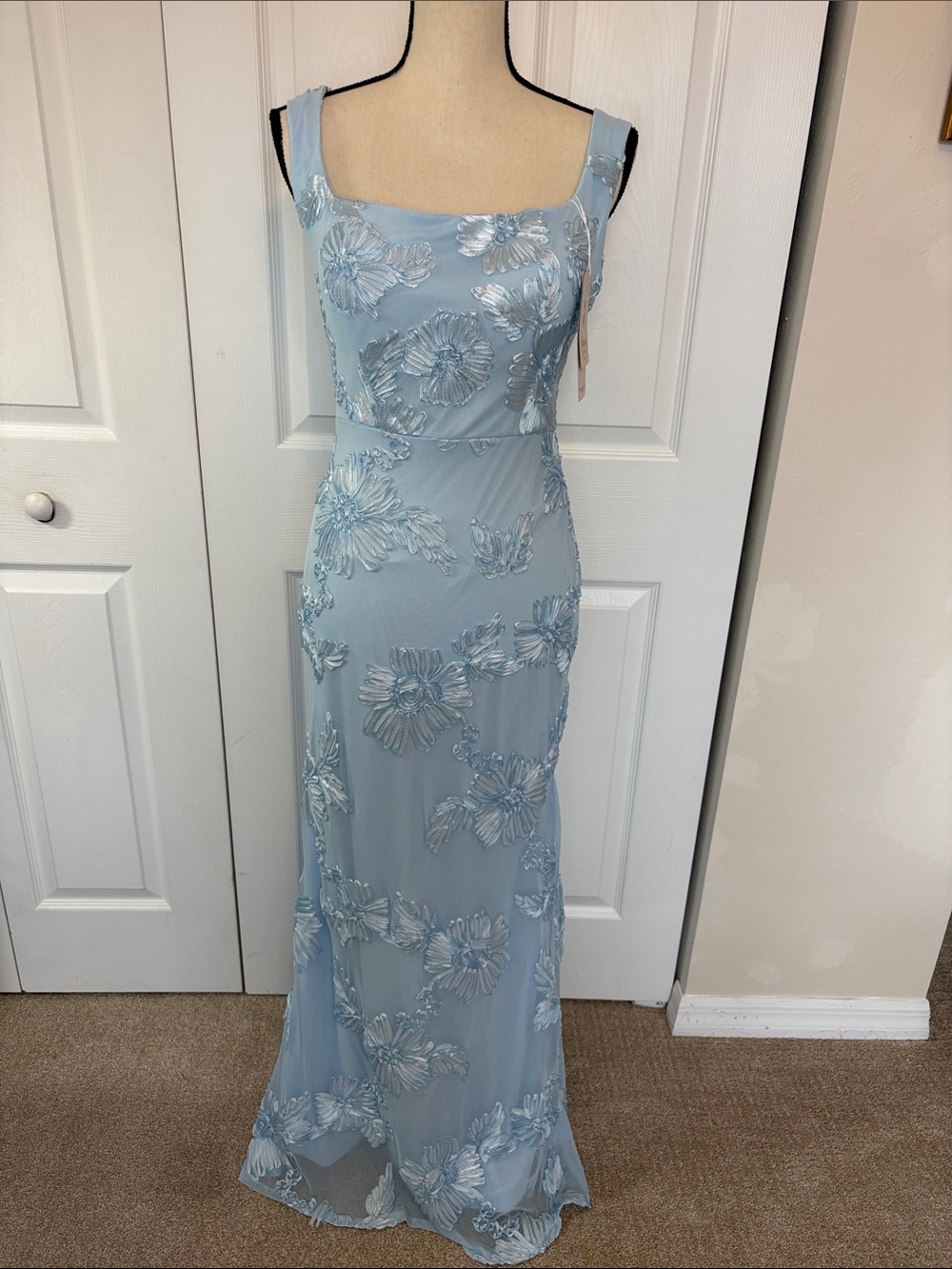 NWT Light Blue Floral Embroidered Formal Evening Gown - Size 6.